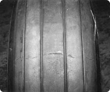 A crack in the tread rubber where the joint (splice) separates in a radial (sideways) direction.